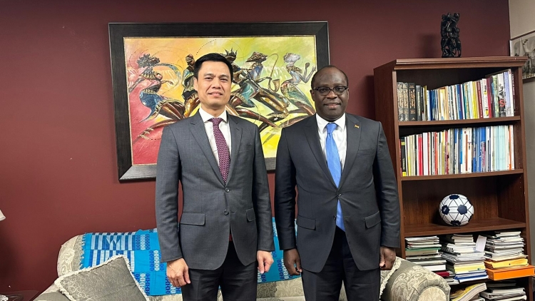 Việt Nam ƀă Ghana ai hên tơdroăng mơnhông vâ mơdêk tơrŭm cheăng pơla péa pâ