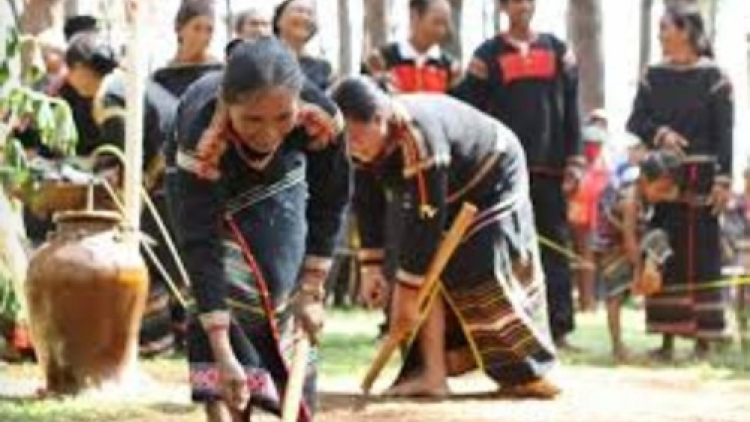 Iêo mthưr mnuih ƀuôn sang h’ĭt ai tiê duah ƀơ̆ng, đăm hmư̆ ôh klêi phung jhat mplư