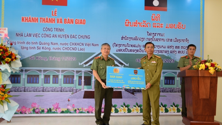 Pa luih lâng pa đơp đong pa  bhrợ Công an chr’hoong Đắc Chưng (Lào)