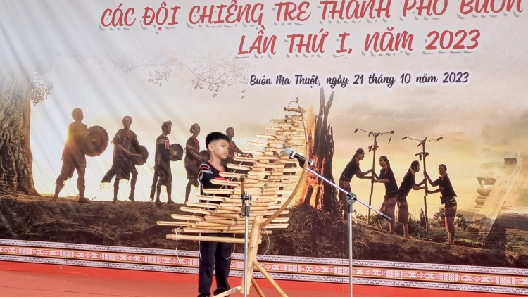  Play njŭng tă bah ăp jrô trêng ntĭm văn hóa chĭng gông ta Dak Lak 