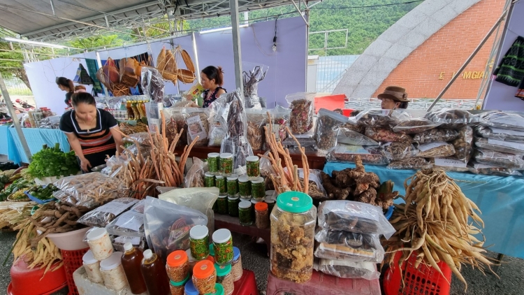 Nam Giang (Quảng Nam) bhrợ phiên chợ da ding ca coong moọt c’xêê 12 c’moo đâu