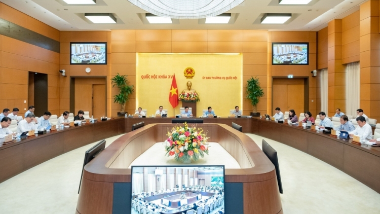 Ủy ban Thường vụ Quốc hội an nău rgop tay mpeh ăp trong nchrăp luật