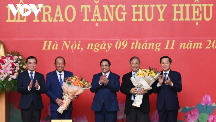 Thủ tướng pă Huy hiệu Đảng an ăp đồng chí Phạm Gia Khiêm n’hanh Trương Hòa Bình