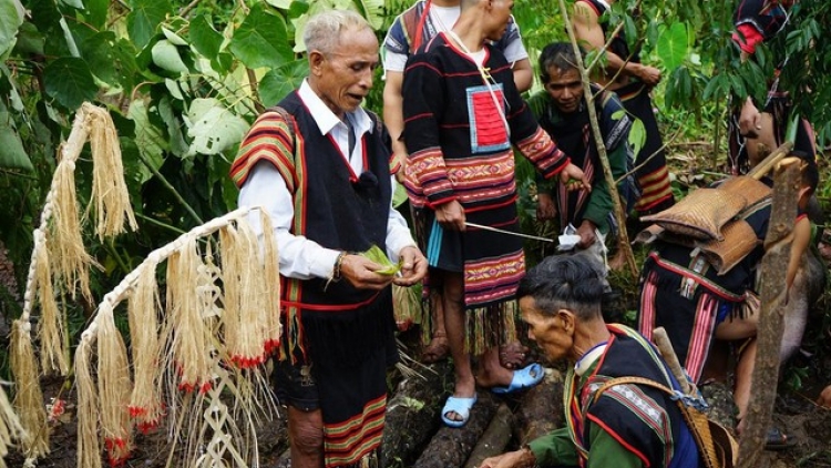 Đhr’nêng bhuôih c’lang đac âng đha nuôr Ca Dong