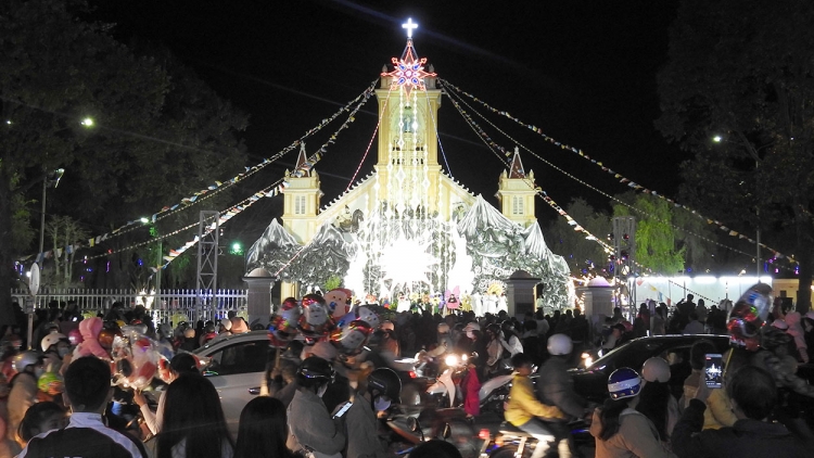 Kon Tum: Sơng Noel hăm lơ tơdrong hơmĕng ăn sơnăm ‘nao 2024