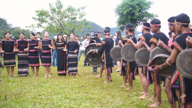 Sang bơhiàn ờ niam bau kòn