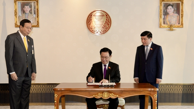 ពត៌មាន ម៉ោង​ ៦