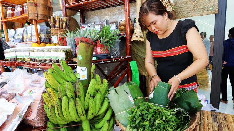 Bhrợ pa dưr lalua rau p’rơơm tơợp bhrợ cha âng pazêng c’mor zr’lụ da ding ca coong