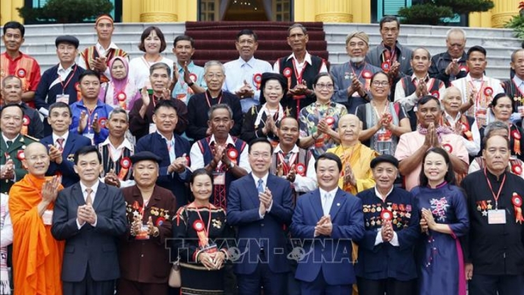 Chăp hơnh đợ chroi đoọng chr’năp pr’hăt âng apêê bâc ngai chăp coh đha nuôr acoon coh