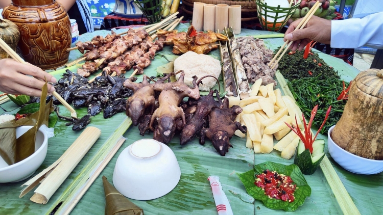 Trường PTDTNT THCS chr’hoong Đông Giang (Quảng Nam): Bhrợ Bhiêc bhan “Cha ha roo t’mêê - Bơơn năl ch’na đh’năh”