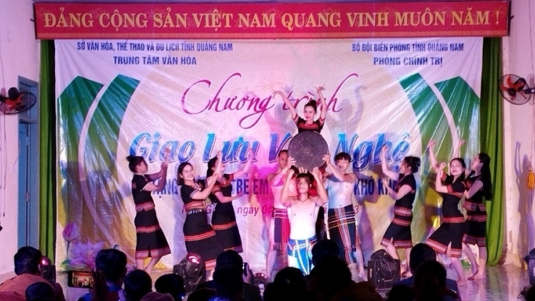 Biểu diễn văn nghệ đoọng ha cán bộ, chiến sĩ lâng đhanuôr zr’lụ ca noong k’tiếc Nam Giang (Quảng Nam) lêy