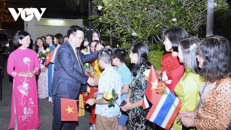 Chủ tịch Quốc hội lưm cán bộ, nhân viên Đại sứ quan Việt Nam đhị Thái Lan