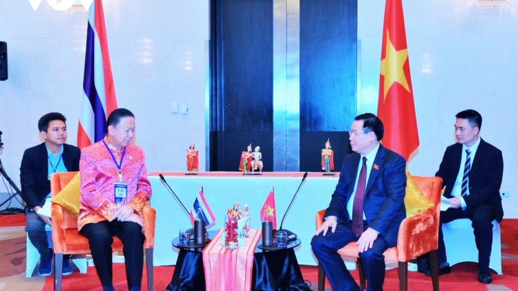 Chủ tịch Quốc hội Vương Đình Huệ đương lum prá lâng Chủ tịch Phòng Thương mại lâng apêê doanh nghiệp ga măc Thái Lan