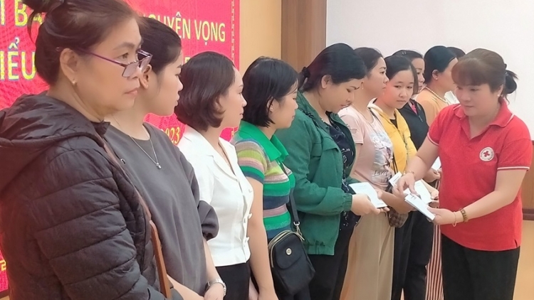 Hội chữ thập đỏ Thừa Thiên Huế pa đơp 90 hun pr’hêl zooi đoọng tiểu thương chợ Khe Tre