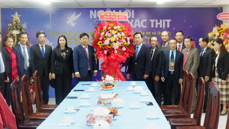 Bh’cộ thành phố Đà Nẵng lum, hơnh deh chức sắc lâng đha nuôr ting đạo đha lum Lễ Giáng sinh