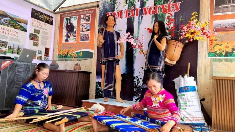 ពត៌មាន ម៉ោង​ ៦