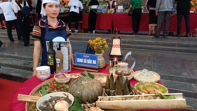 Mât uĕh văn hóa way ơm tâm ndâk njêng thôn ƀon mhe ta nkual rnoi mpôl đêt n’gor Kon Tum  