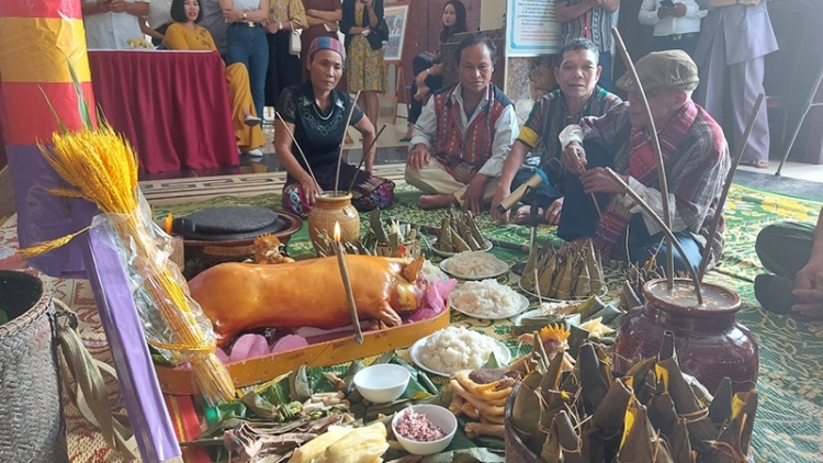 Dơ̆ niam bơtàu tơnguh lòt nhơl tŭ Lơh yàng chờ piang kòi pa geh dờp Phan lời wơl Niam chài ờ di phan bơna Dà lơgar dê