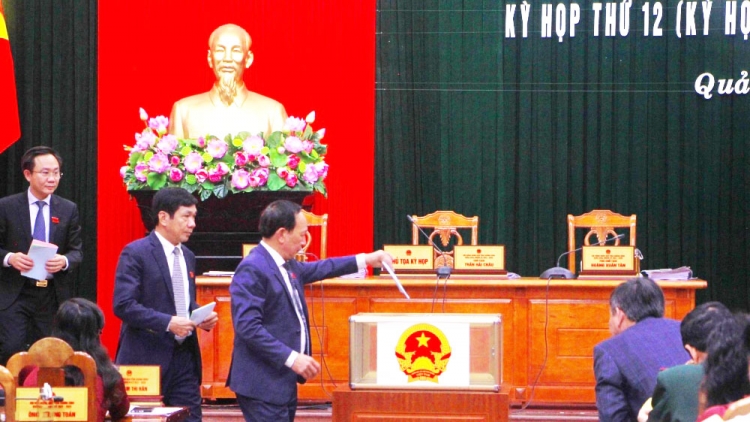 Phó Chủ tịch Thường trực HĐND tỉnh Quảng Bình vêy phiếu “tín nhiệm dal” bấc bhlầng