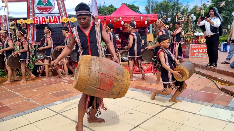 Lòt nhơl Tây Nguyên – Lơh pơrlai bơta niam chài mpồl bơtiàn