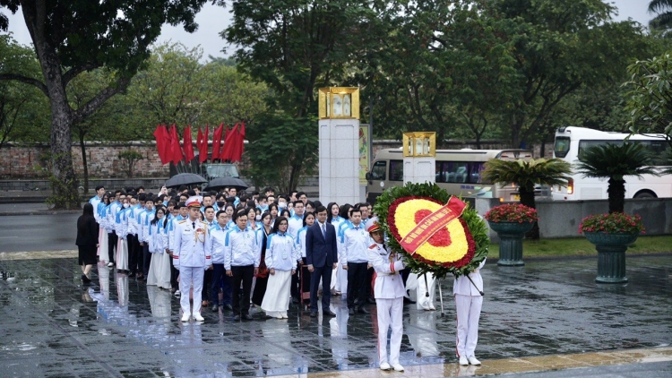 Mâu ngế sinh viên tơbâ mâu Ngế khên tơnôu hlâ tung tơplâ xâ ƀă tơbleăng hnoăng ƀă Pôa Hồ