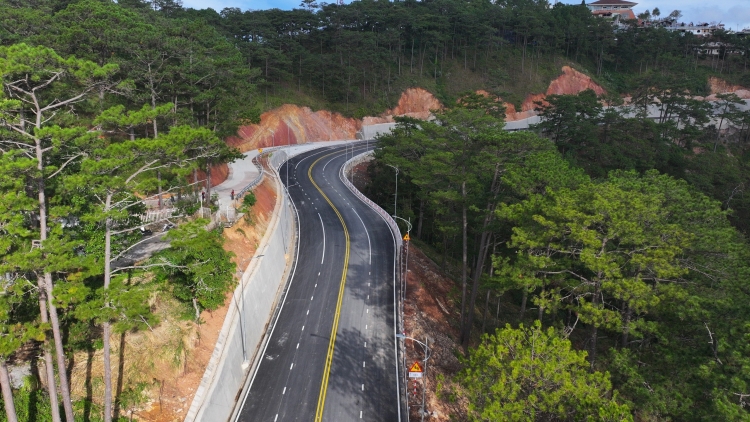 Pŏk dưi brei êran hlăm 3 km kdrêč tal êlâo kčŭn čư̆ Prenn Đà Lạt 