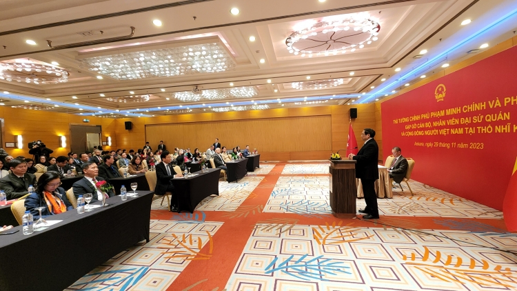 Thủ tướng Phạm Minh Chính mâp cán bộ, nuĭh kan Đại sứ quán n’hanh nsum mpôl nuĭh Việt ta Thổ Nhĩ Kỳ 