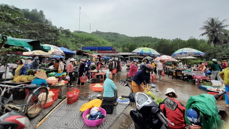 Ra pặ zr’lụ chợ pa câl ba bơơ zooi apêê pa câl đhị chợ Khe Tre, chr’hoong Nam Đông (Thừa Thiên Huế) pa câl cớ