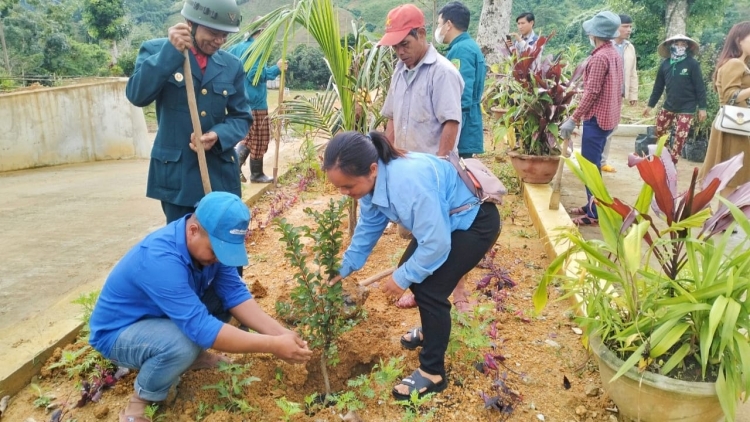 Chr’val  Ma Cooih, chr’hoong Đông Giang, tỉnh Quảng Nam choh n’loong bhrợ têng vel bhươl t’mêê