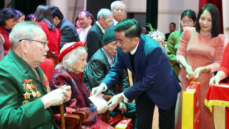 Chủ nhiệm Ủy ban Kiểm tra Trung ương Trần Cẩm Tú pă nklâm ndơ Tết ta Lào Cai