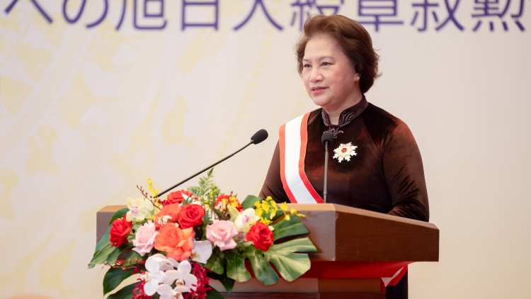 Khua Anôk bruă kƀĭn ala hđăp Nguyễn Thị Kim Ngân mâo mđup brei Medai Yang hruê ƀlĕ mrô sa Đại Thập tự 