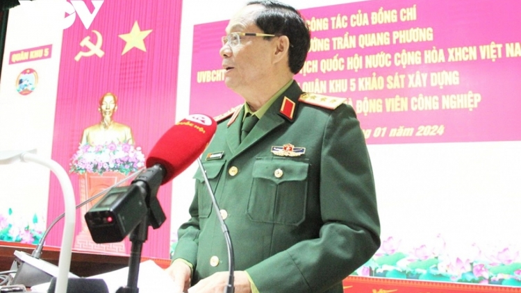 Phó Chủ tịch Quốc hội Trần Quang Phương bhrợ bhiệc lâng Quân khu 5