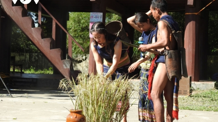 Á nai vâ vêh hmuâ (Em phải về thôi)