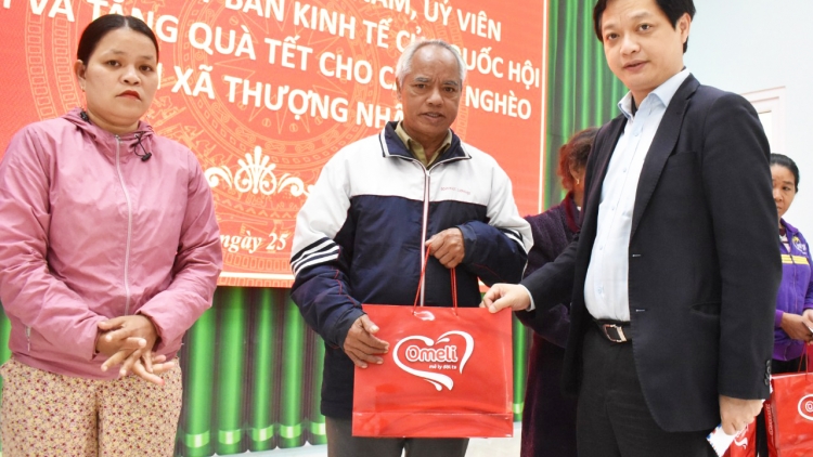 Ủy viên Thường trực Ủy ban Kinh tế âng Quốc hội lưm lâng cher pr’hêl Tết pr’loọng đha rựt chr’hoong Nam Đông, tỉnh Thừa Thiên Huế