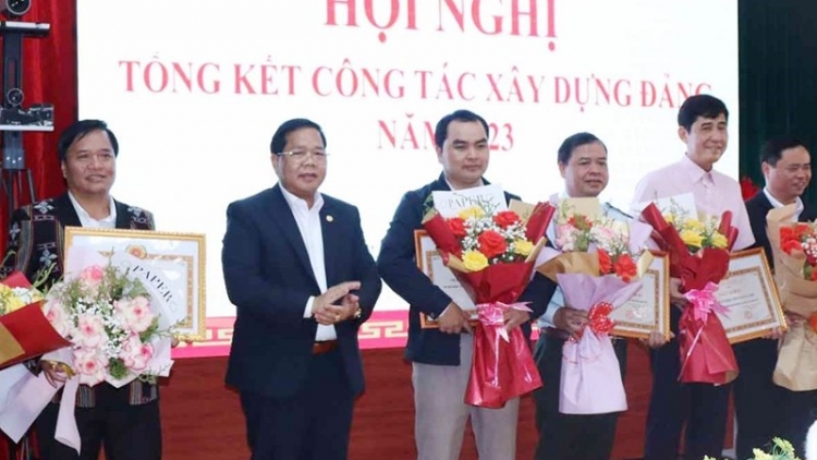 Tây Giang (Quảng Nam) lêy cha mêết bấc tổ chức đảng lâng đảng viên