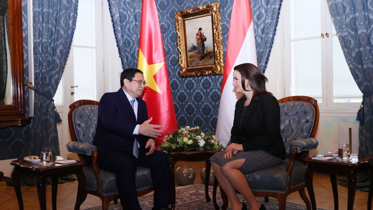 Thủ tướng Chính phủ Phạm Minh Chính ôp srĭng nău Tổng thống Hungary