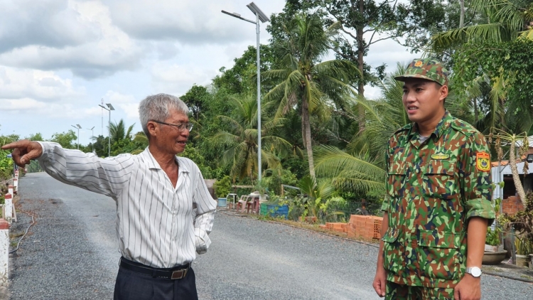 Đảng viên biên phòng coh ca noong k’tiếc Tây Nam