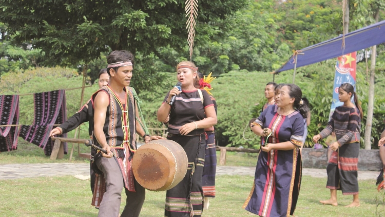 Vi yông ‘nhă kơ ba (Họ mời mình đến)