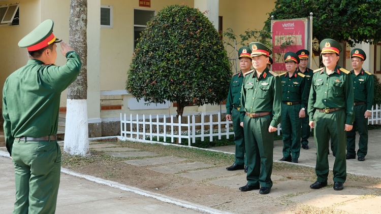 Cán bộ, chiến sĩ Quân khu 5 đương cha Tết bhui har, xay bhrợ liêm xang bh’rợ tr’nêng