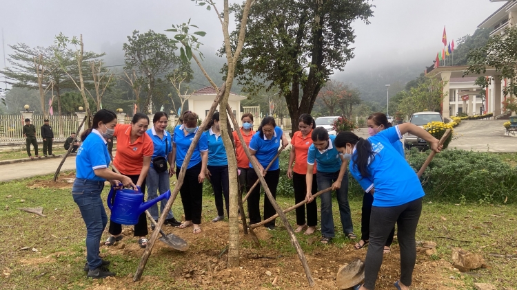 HỘI LHPN CHR’HOONG NAM GIANG K’ĐƯƠI BHRỢ TẾT CHOH N’LOONG