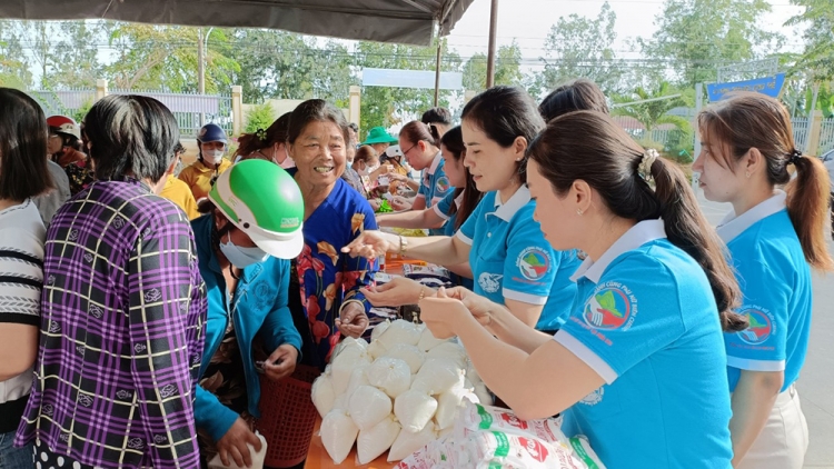 អាងយ៉ាង បុណ្យចូលឆ្នាំកងទ័ព និងប្រជាជនពោពេញដោយភ័កក្ដីភាព។