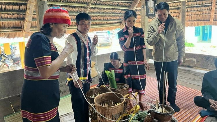 Tết pa dưr pa mâng loom ta nih Việt - Lào