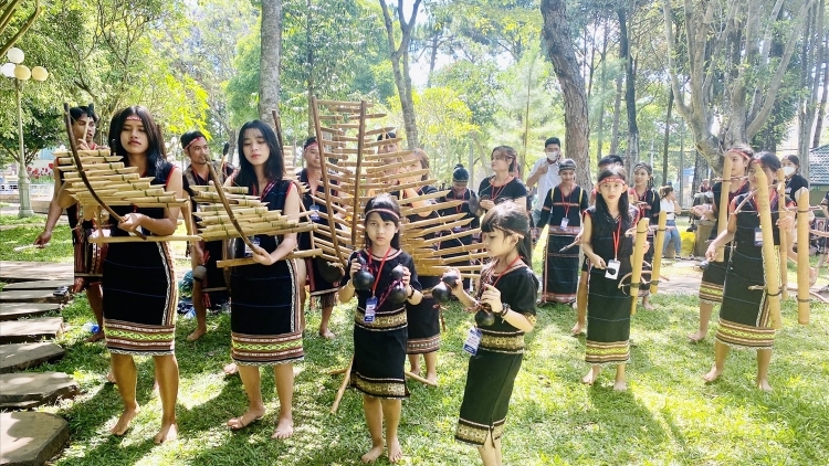 Ayong đaih lui adơi (Anh bỏ rơi em)