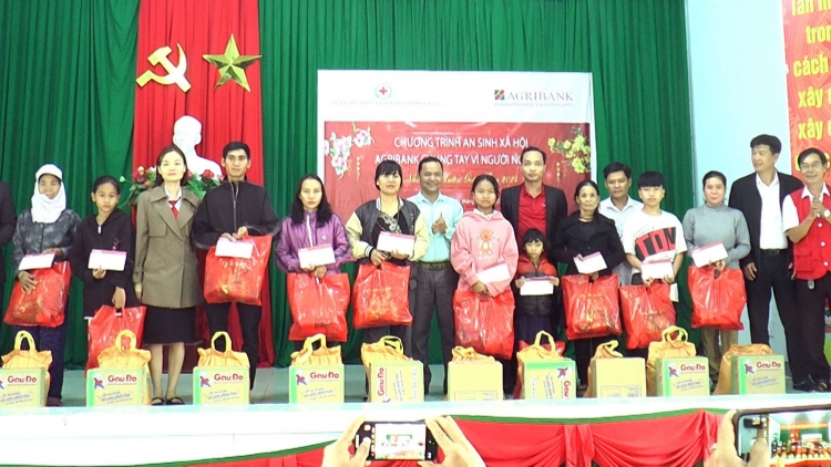 Agribank đhị Nam Giang (Quảng Nam) zooi 50 hun pr’hêl tết đoọng ha pr’loọng đong đharựt coh chr’val Tà Pơơ