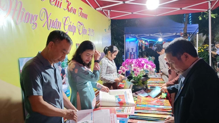 Kon Tum Ntơm pơk Hội báo Xuân Giáp Thìn 2024