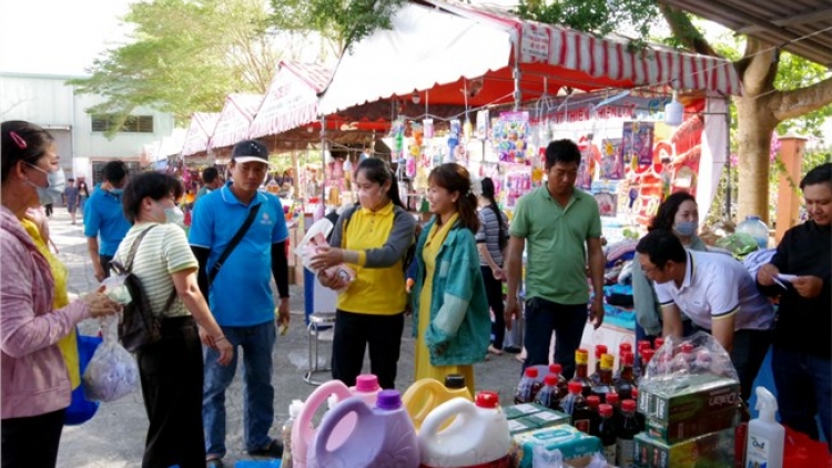 ត្រាវិញបុណ្យចូលឆ្នាំជួបជុំ និទាឃរដូវចែករំលែកជាមួយកម្មករ ពលករ។