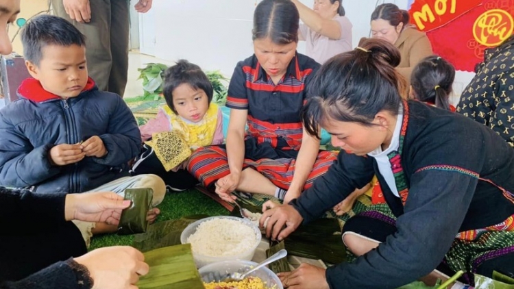 Học sinh da ding k’coong g’luh tr’nơớp tôm bánh chưng