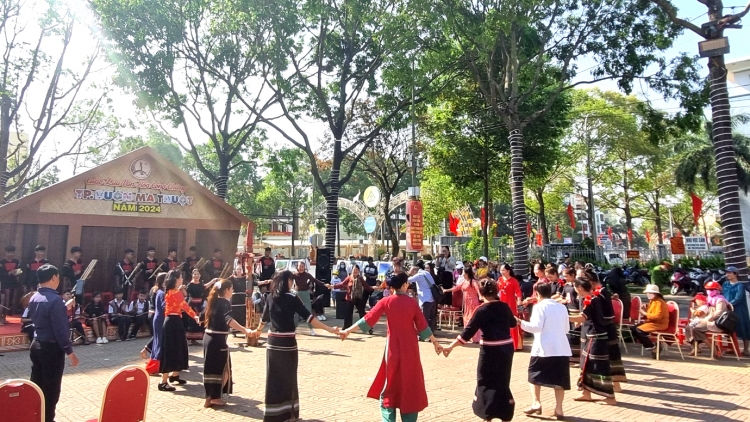 Dak Lak: Kơdrâm phiu ro mâu tơdroăng khôi túa lĕm tro ngê̆ thuât koh rơnó Hơngui Giáp Thìn