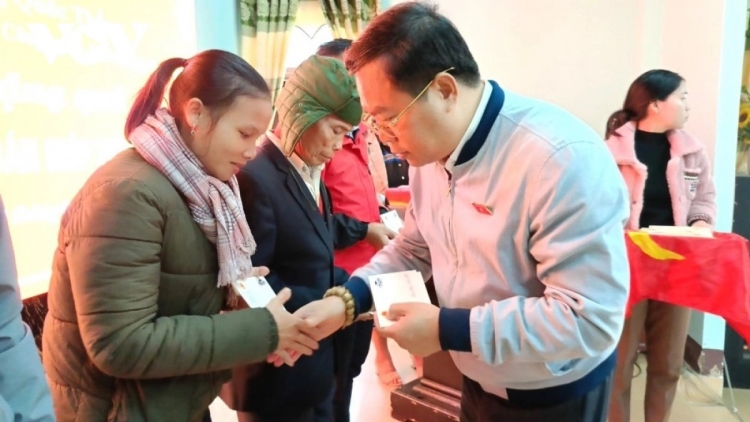 Cher 250 hun pr’hêl lâng 02 đhr’nong đong đại đoàn kết cher ha pr’loọng đhanuôr coh da ding ca coong Tây Giang, tỉnh Quảng Nam