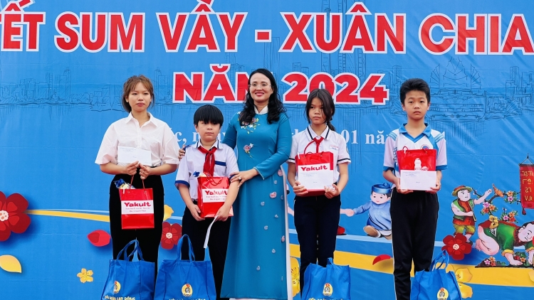 ស្នាមញញឹមនិទាឃរដូវកើតមានលើទឹកមុខពលករ និងកុមារកំព្រាដោយសារកូវីដ១៩នៅក្រុងកឹងធើ។